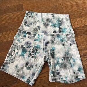 LIKE NEW- Lululemon Athletica Align 6” High Rise Biker Shorts